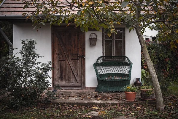 Vecchia casa in giardino — Foto Stock