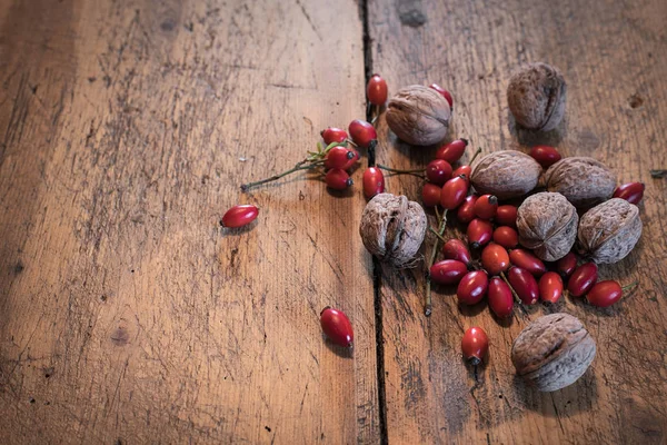 Ressorts à légumes nourriture sur une table en bois — Photo