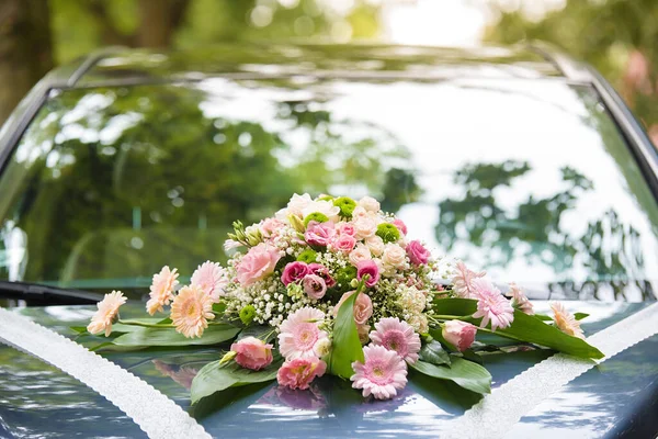 結婚式の車の詳細 車の結婚式の花束 — ストック写真