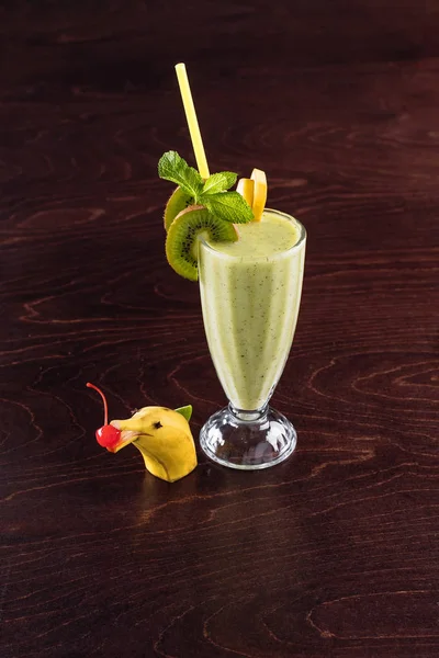 Smoothie-Cocktail mit Banane und Kiwi auf Holzgrund — Stockfoto