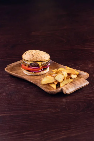 Bliska Burger Wołowiny Sera Warzyw Przyozdobionym Łódeczki Ziemniaczane Smażone — Zdjęcie stockowe