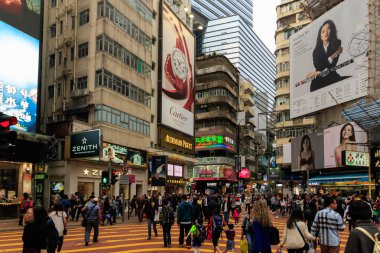 Merkez ilçe, Hong Kong - 25 Mart 2016: Merkez İlçe Hong Kong, Çin üzerinde cadde görünümü kalabalık. Hong Kong dünyanın dördüncü en yoğun nüfuslu ülke veya bölge..