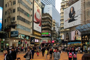 Merkez ilçe, Hong Kong - 25 Mart 2016: Merkez İlçe Hong Kong, Çin üzerinde cadde görünümü kalabalık. Hong Kong dünyanın dördüncü en yoğun nüfuslu ülke veya bölge..