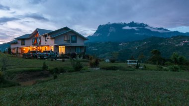 Güzel doğa manzaralı ve Mount Kinabalu, Sabah, Borneo alacakaranlık günbatımı sırasında