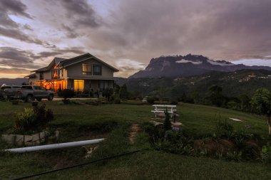 Güzel doğa manzaralı ve Mount Kinabalu, Sabah, Borneo alacakaranlık günbatımı sırasında