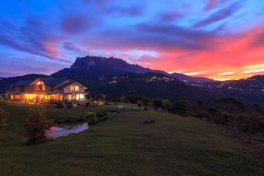 Kundasang, Sabah, Borneo dan Mount Kinabalu manzaralı muhteşem gündoğumu an arka plan kullanmak için