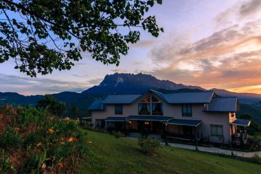 Kundasang, Sabah, Borneo dan Mount Kinabalu manzaralı muhteşem gündoğumu an arka plan kullanmak için