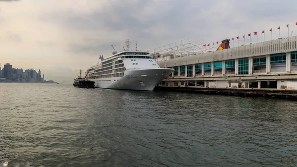 Hong Kong, Çin - 24 Mart 2015: Büyük Cruise Ship, Victoria Harbour Bording yolcu için. Victoria Limanı Hong Kong Adası ve Kowloon Hong Kong arasında yer alan bir doğal ekipman liman olduğunu