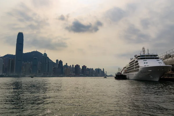 Hong Kong, Çin - 24 Mart 2015: Büyük Cruise Ship, Victoria Harbour Bording yolcu için. Victoria Limanı Hong Kong Adası ve Kowloon Hong Kong arasında yer alan bir doğal ekipman liman olduğunu