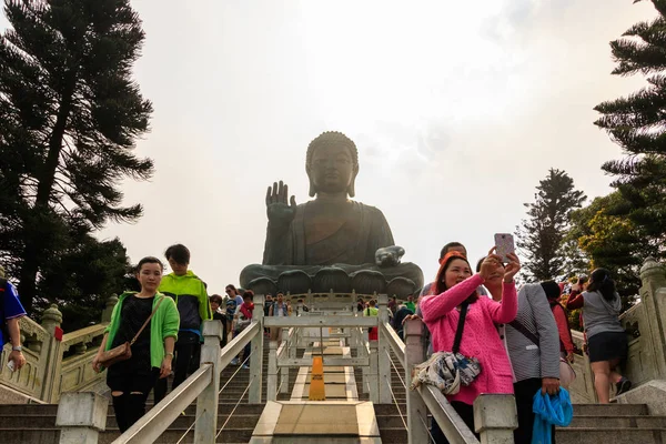 Hong Kong, Çin - yaklaşık, 2016: üst katta Tian teneke Manastırı ve Po Lin Monastery, Lantau Island, Hong Kong, Big Buddha görmek için yürüyüş Tanımlanamayan kişi