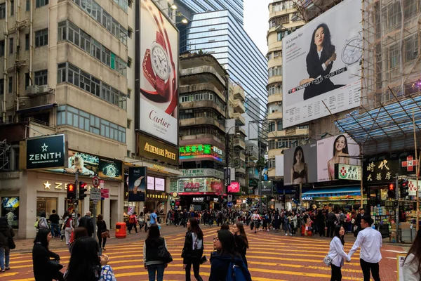 Merkez ilçe, Hong Kong - 25 Mart 2016: Merkez İlçe Hong Kong, Çin üzerinde cadde görünümü kalabalık. Hong Kong dünyanın dördüncü en yoğun nüfuslu ülke veya bölge..