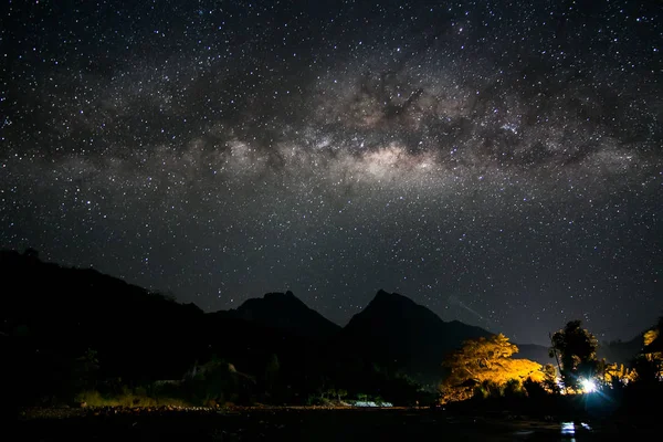 Güzel gece gökyüzünün Samanyolu, Borneo, tahıl ile uzun pozlama fotoğraf, güzel Samanyolu şaşırtıcı. Görüntü içeren bazı tahıl veya gürültü ve yumuşak odak.