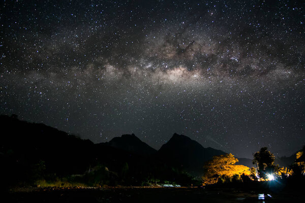 Удивительная красота ночного неба Галактика Млечный Путь, Прекрасный Млечный Путь Галактика на Борнео, Долгосрочная экспозиция фотографии, с grain.Image содержат определенные зерно или шум и мягкий фокус
.