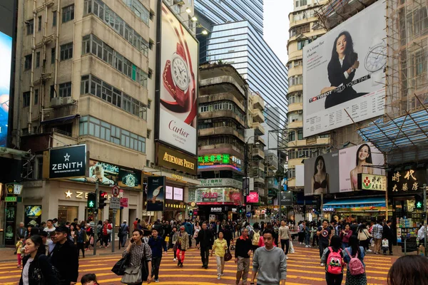 Merkez ilçe, Hong Kong - 25 Mart 2016: Merkez İlçe Hong Kong, Çin üzerinde cadde görünümü kalabalık. Hong Kong dünyanın dördüncü en yoğun nüfuslu ülke veya bölge..