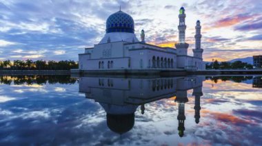 Likas Camii 'nin (Mescidi Bandaraya Likas) şaşırtıcı gündoğumu, Kota Kinabalu, Sabah, Malezya 4k çözünürlükte
