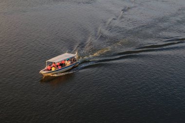 Tuaran, Sabah, Malezya - Mart, 2017 yaklaşık: Mengkabong nehir Tuaran, Sabah, Malezya, güzel gün batımını görmek için normal hızda tekne, turist