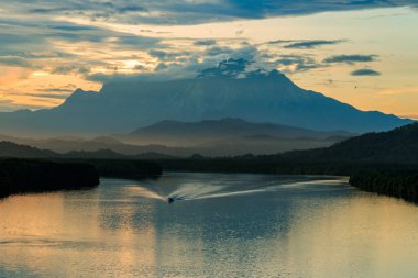 Tuaran, Sabah, Borneo dan Sabah Borneo görünümünün görkemli Mount Kinabalu