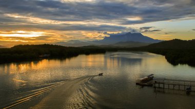 Arka plan olarak Mount Kinabalu ile bulutlu gündoğumu
