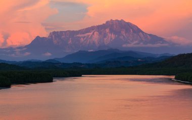 Güzel Mount Kinabalu günbatımı sırasında