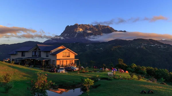 Açık mavi gökyüzü ile arka plan olarak Mount Kinabalu ile inanılmaz güzel gündoğumu