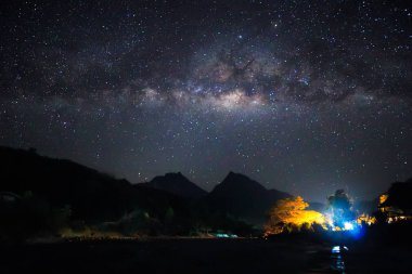Güzel gece gökyüzünün Samanyolu, Borneo, tahıl ile uzun pozlama fotoğraf, güzel Samanyolu şaşırtıcı. Görüntü içeren bazı tahıl veya gürültü ve yumuşak odak.