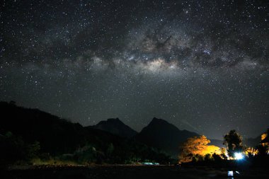 Güzel gece gökyüzünün Samanyolu, Borneo, tahıl ile uzun pozlama fotoğraf, güzel Samanyolu şaşırtıcı. Görüntü içeren bazı tahıl veya gürültü ve yumuşak odak.