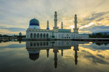 Dramatik bulut ve Yüzen Cami, Kota Kinabalu, Sabah yansıması ile şaşırtıcı gündoğumu mavi saat. 