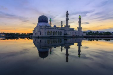 Dramatik bulut ve Yüzen Cami, Kota Kinabalu, Sabah yansıması ile şaşırtıcı gündoğumu mavi saat. 