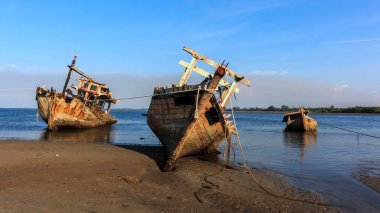 Kırık ve eski balıkçı teknesi, Kuala Penyu, Sabah, Malezya, terk edilmiş gemi sabah borneo Malezya görüntü üç gemi kazasında vardır tahıl ya da bulanık veya gürültü ve yumuşak odak ne zaman tam çözünürlükte görüntülemek.