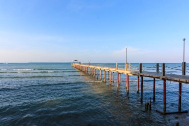 Mavi gökyüzü arka plan üzerinde denize beton İskelesi