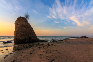 Batu Luang Beach, Sabah, Borneo, görüntü güzel günbatımında içeren yumuşak odak ve bulanıklık.