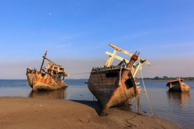 Kırık ve eski balıkçı teknesi, Kuala Penyu, Sabah, Malezya, terk edilmiş gemi sabah borneo Malezya görüntü üç gemi kazasında vardır tahıl ya da bulanık veya gürültü ve yumuşak odak ne zaman tam çözünürlükte görüntülemek.