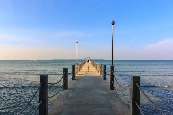 Konkreta Brygga Havet Blå Himmel Bakgrund — Stockfoto