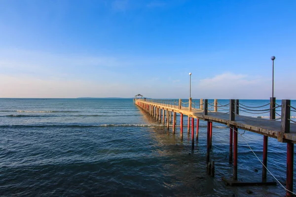 Mavi Gökyüzü Arka Plan Üzerinde Denize Beton Skelesi — Stok fotoğraf