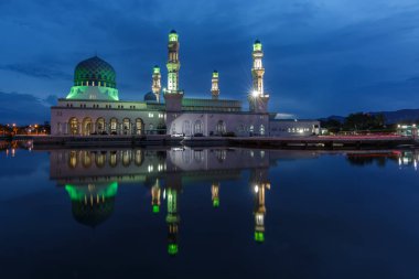 Güzel gündoğumu mavi saat ve Yüzen Cami, Kota Kinabalu, Sabah yansıma. 