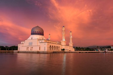 Kota Kinabalu Yüzen Cami Kota Kinabalu şehir Camii Sabah Borneo, Malezya, günbatımı, güzel günbatımı sırasında Dramaturji bulutlar ile
