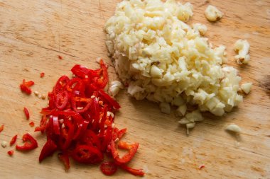 Doğrama Kurulu üzerinde kırmızı biber ve sarımsak