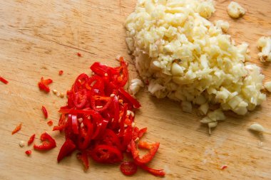 Doğrama Kurulu üzerinde kırmızı biber ve sarımsak