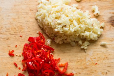 Doğrama Kurulu üzerinde kırmızı biber ve sarımsak