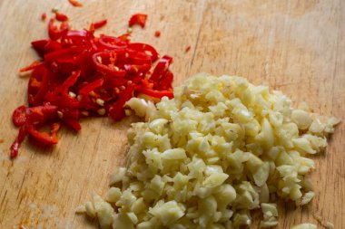 Doğrama Kurulu üzerinde kırmızı biber ve sarımsak