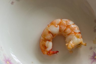 doğa ışık ile plaka üzerinde taze pişmiş karides