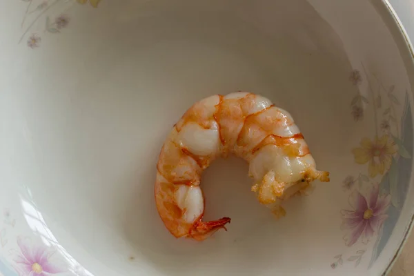 Crevettes Fraîches Cuites Sur Assiette Avec Lumière Naturelle — Photo