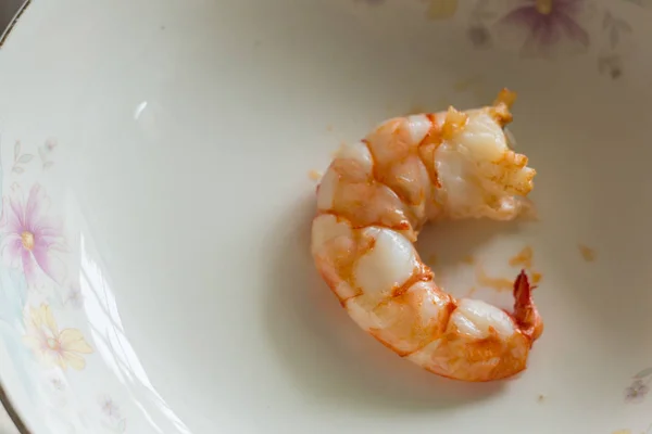 Crevettes Fraîches Cuites Sur Assiette Avec Lumière Naturelle — Photo