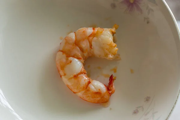 Crevettes Fraîches Cuites Sur Assiette Avec Lumière Naturelle — Photo