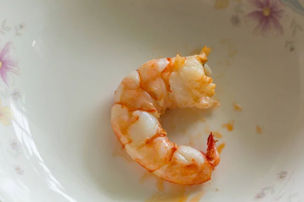 Crevettes Fraîches Cuites Sur Assiette Avec Lumière Naturelle — Photo