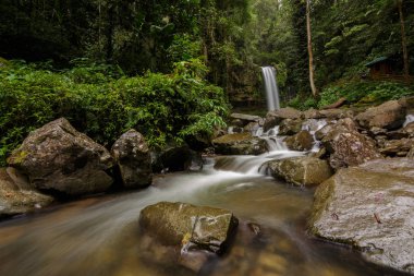 Derin orman şelale Crocker aralığı nalan Tambunan, Sabah, Malezya