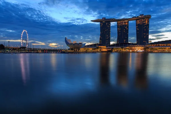 Сінгапур Червня 2016 Готель Marina Bay Sands Увечері Синім Годину — стокове фото