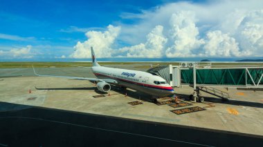 Kota Kinababalu, Sabah, Malezya - 16 Haziran 2016: köprü kapıya bağlama ve bir yolcu hazırlanıyor uçak jet uçak uçuş, Kota Kinabalu International Airport, Sabah, Malezya için