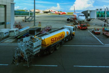 Kota Kinabalu, Sabah, Malezya - 20 Aralık 2017: Kota Kinabalu, Sabah, Malezya, Kkia üzerinde indi Air Asia airbus uçak havaalanından görünümden. Hava Asya Bu Malezya düşük maliyetli havayolu şirketidir . 