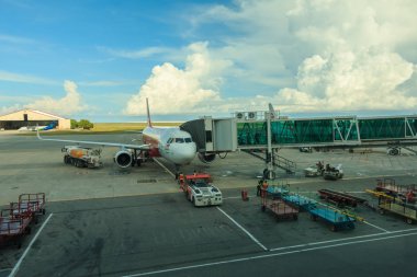 Kota Kinabalu, Sabah, Malezya - 20 Aralık 2017: Kota Kinabalu, Sabah, Malezya, Kkia üzerinde indi Air Asia airbus uçak havaalanından görünümden. Hava Asya Bu Malezya düşük maliyetli havayolu şirketidir . 